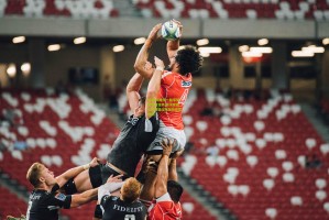 哈维-阿隆索一脸享受更衣室狂欢 勒沃库森全队啤酒浴庆祝历史性胜利